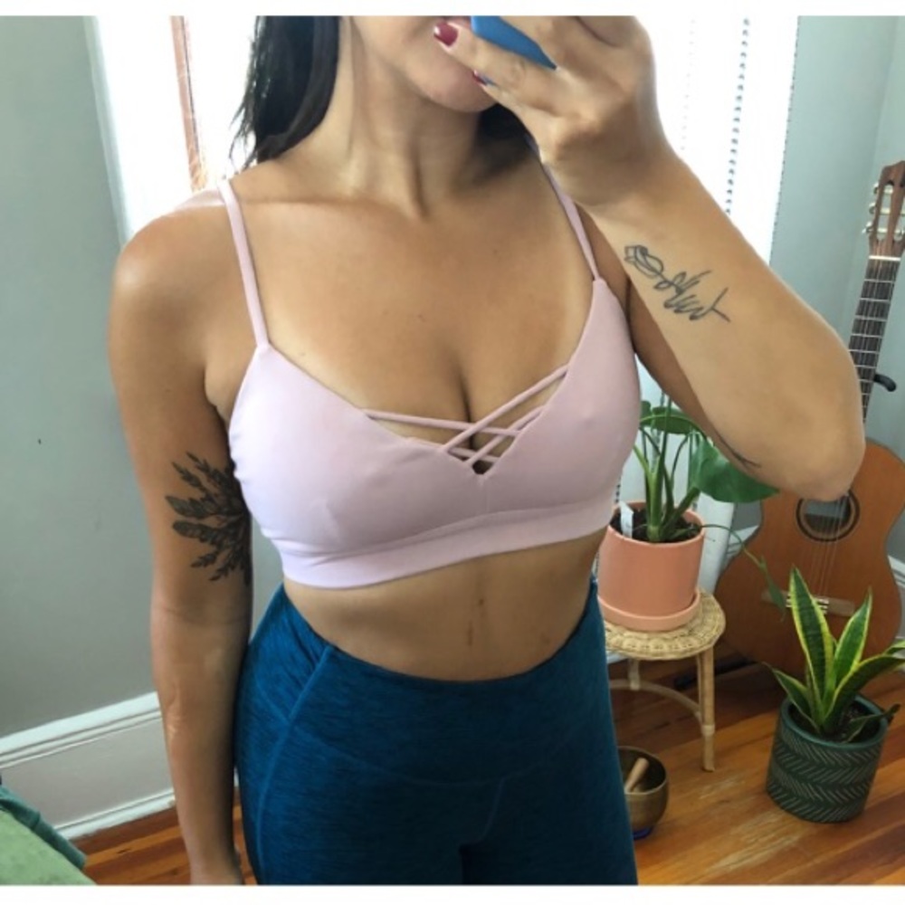ALO YOGA INTERLACE BRA IN LIGHT PINK